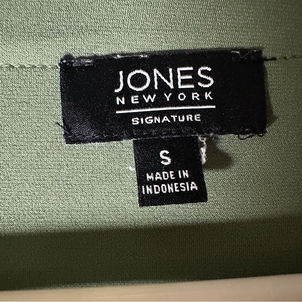 Jones New York Sleeveless Olive Green Blouse Gold Button Shoulder Sz S A164 - Picture 4 of 12
